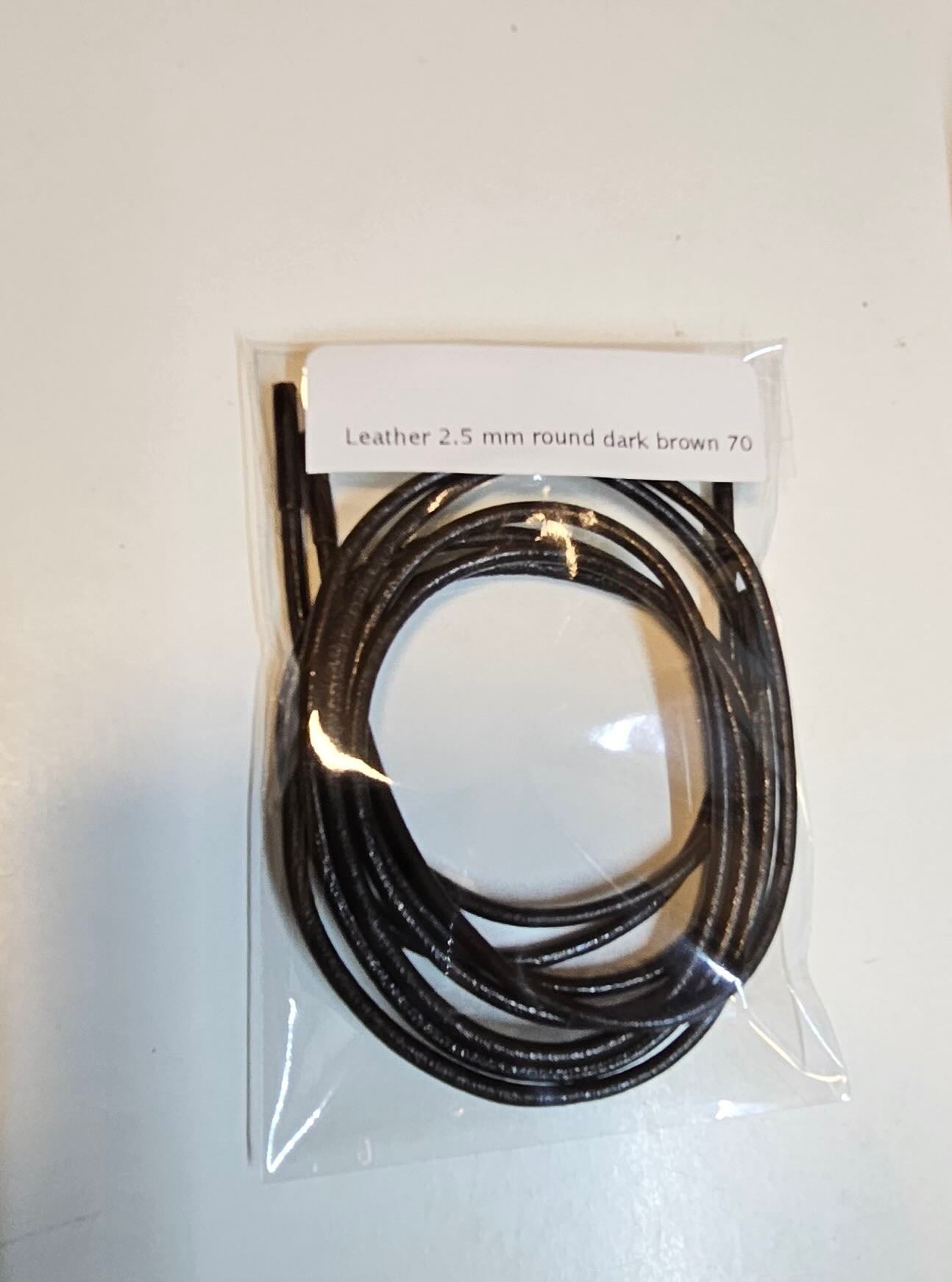 Leather 2.5 mm round dark browm 70- זוג שרוכים עגולים מעור דקים בצבע חום כהה 70 ס״מ