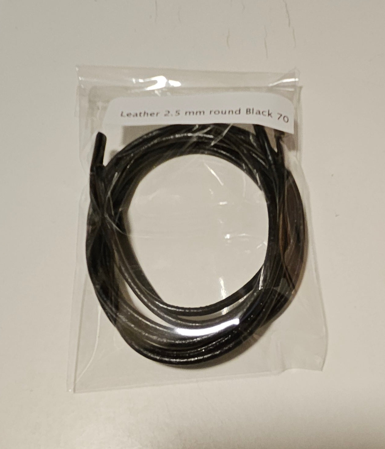 Leather 2.5 mm round Black 70 - זוג שרוכים עגולים מעור דקים בצבע שחור 70 ס״מ